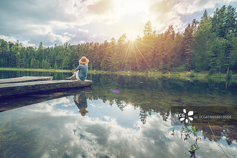 在瑞士山中的女孩图片素材
