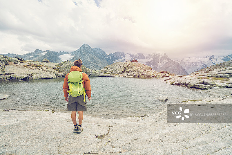 徒步者在瑞士的小路上欣赏美丽的景色图片素材