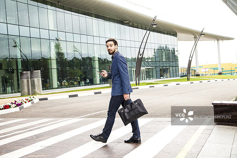 手提公文包过马路的男人图片素材