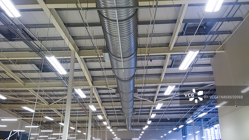 建筑内的空调通风管道和灯光图片素材