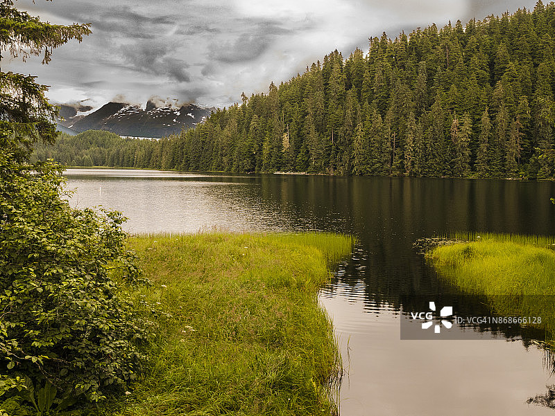阴天下的奥克湖图片素材