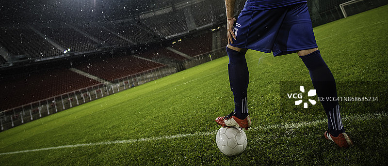 边线上的足球运动员图片素材