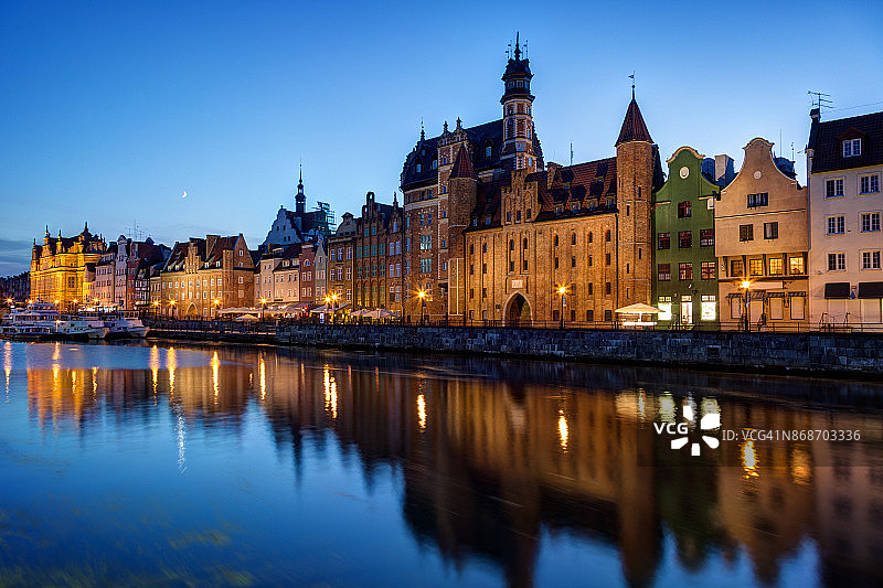 黄昏时分格但斯克的长桥滨水区图片素材