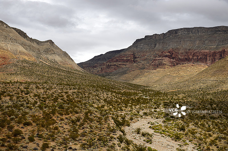 美国亚利桑那州，15号州际公路旁边的沉积岩图片素材