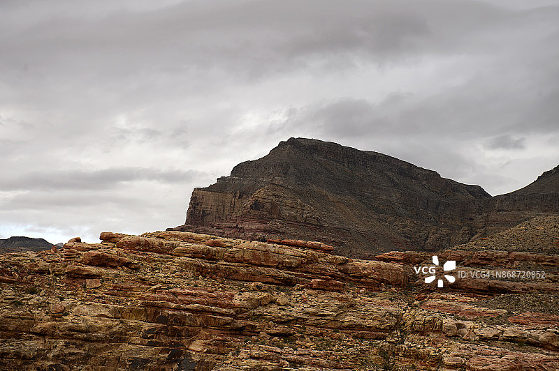 美国亚利桑那州利特尔菲尔德附近15号州际公路路边的岩壁图片素材