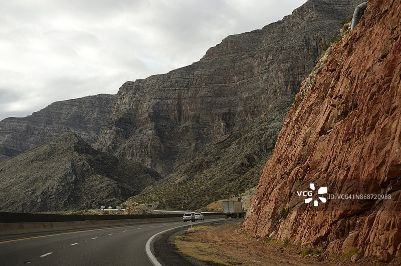 15号州际公路的道路，靠近亚利桑那州利特尔菲尔德，美国图片素材