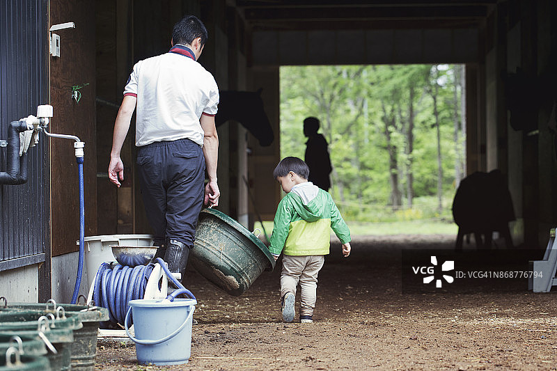 父子在马厩里一起工作图片素材
