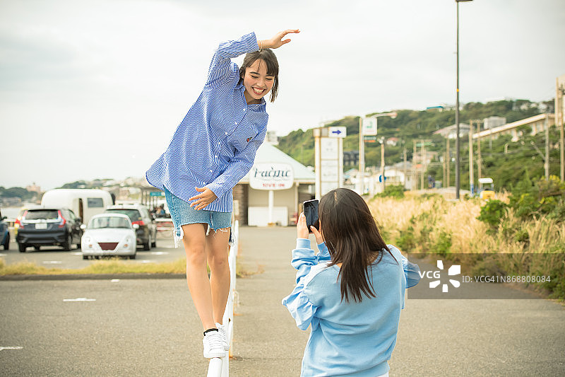 他们像孩子一样玩耍图片素材