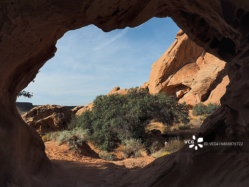 犹他州红崖国家保护区沙湾附近岩石拱门的沙漠景观图片素材