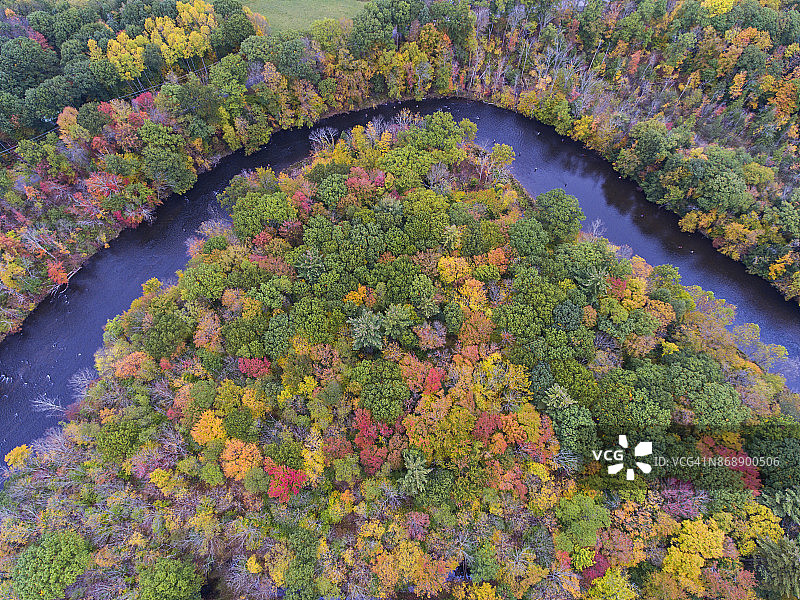 纽约州萨蒙河秋季渔民鸟瞰图片素材