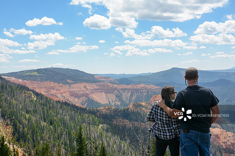 父女眺望远处的锡达布雷克斯图片素材