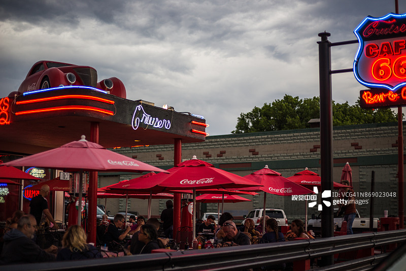 亚利桑那州威廉姆斯拥挤的当地餐厅图片素材