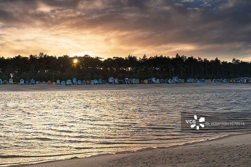 北诺福克海岸威尔斯海边小屋的日落图片素材