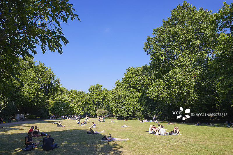 英国伦敦林肯律师学院广场休闲放松的人们图片素材