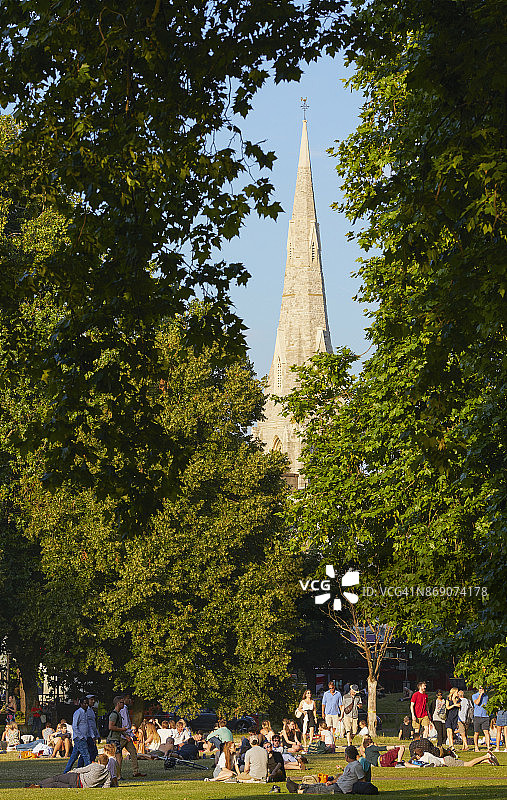 人们在英国伦敦克拉珀姆公园放松休息图片素材