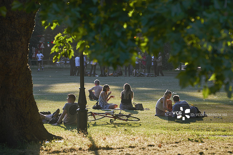 人们在英国伦敦克拉珀姆公园放松休息图片素材