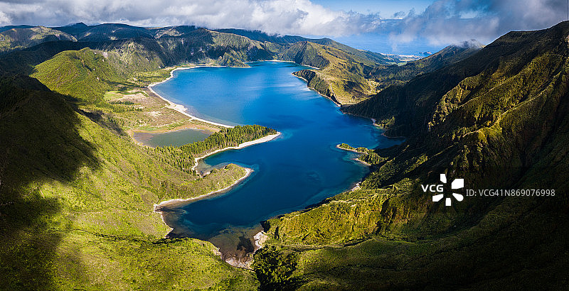 圣米格尔岛火湖和绿色山谷图片素材