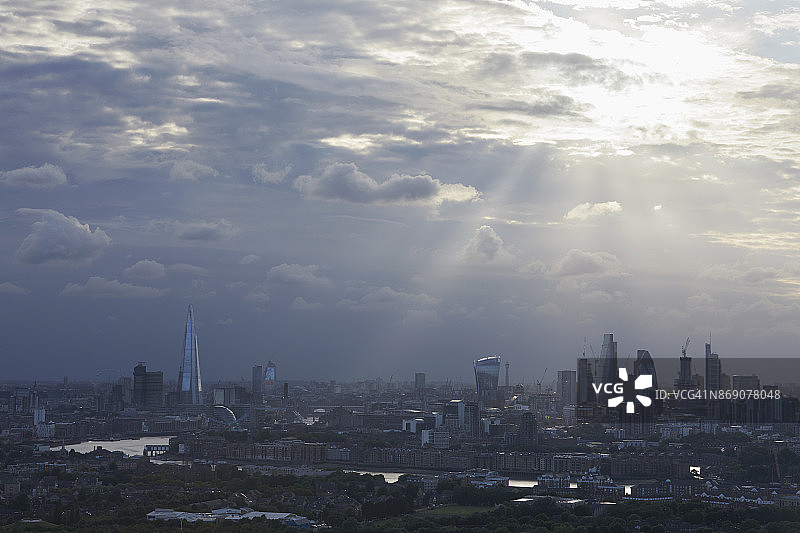 阳光穿过灰色天空照耀伦敦城市景观图片素材