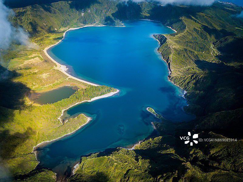 圣米格尔岛火湖和绿色山谷图片素材