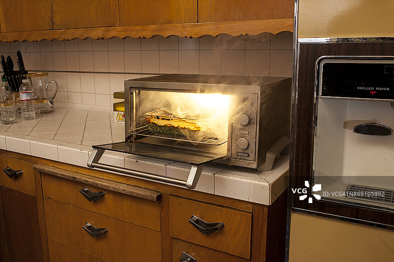 老式家用厨房，烤箱着火图片素材