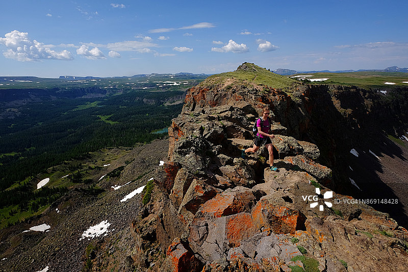 在科罗拉多州徒步的女子图片素材