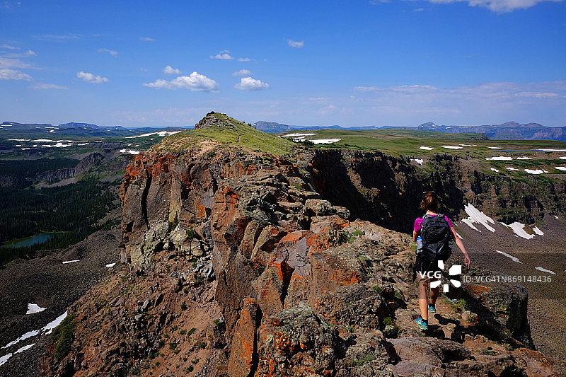 在科罗拉多州徒步的女子图片素材