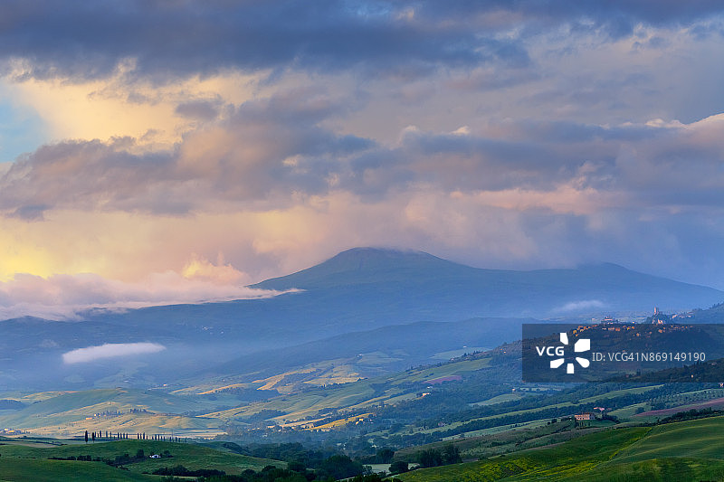 意大利托斯卡纳奥尔恰谷清晨景观图片素材