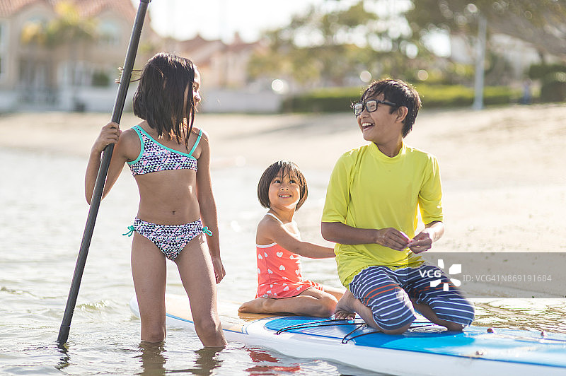 菲律宾家庭海边度假图片素材