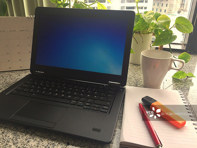 在家工作，窗外景色宜人图片素材