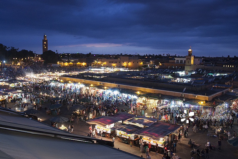 夜晚的德吉玛广场图片素材