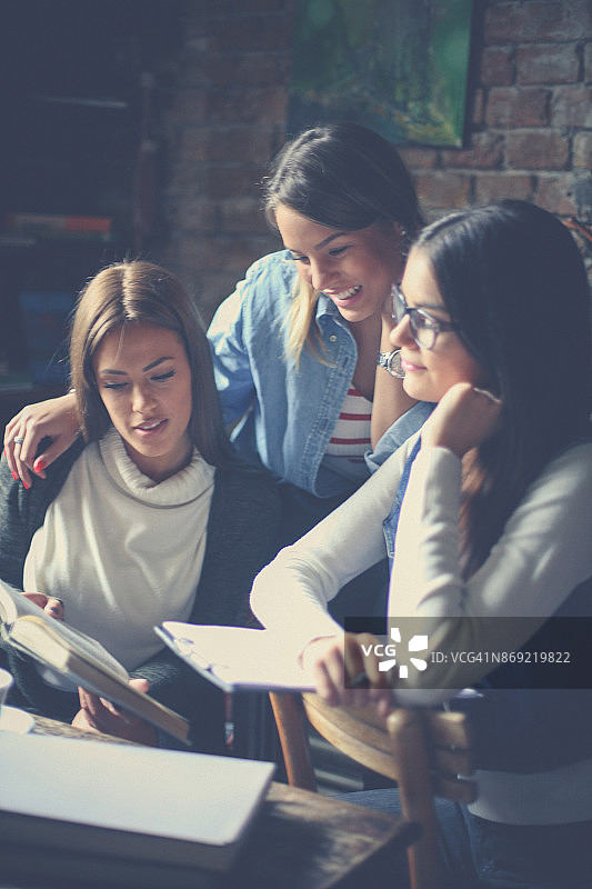 在家读书的年轻女学生图片素材