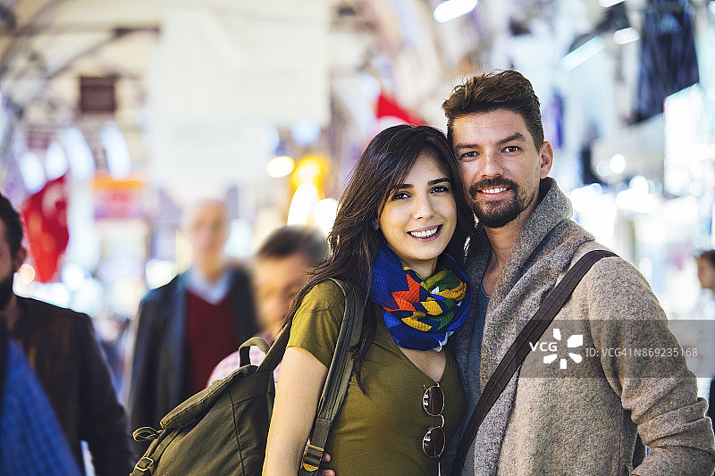在土耳其伊斯坦布尔大巴扎的年轻游客夫妇图片素材