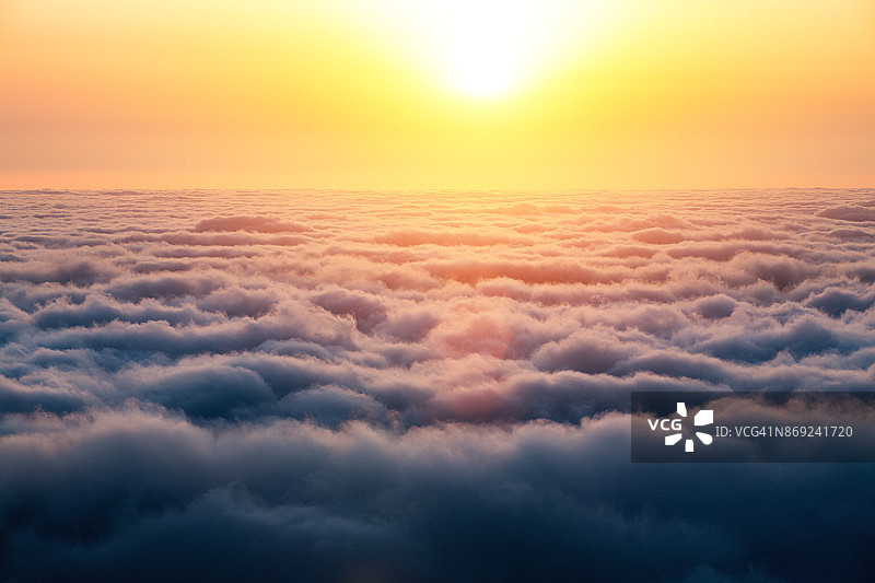 云端之上的日出图片素材