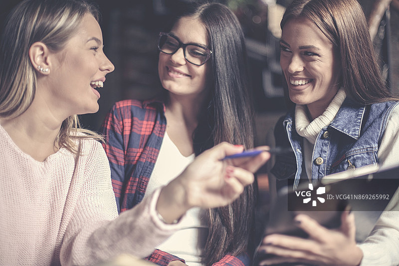 快乐的女学生们一起学习，特写图片素材