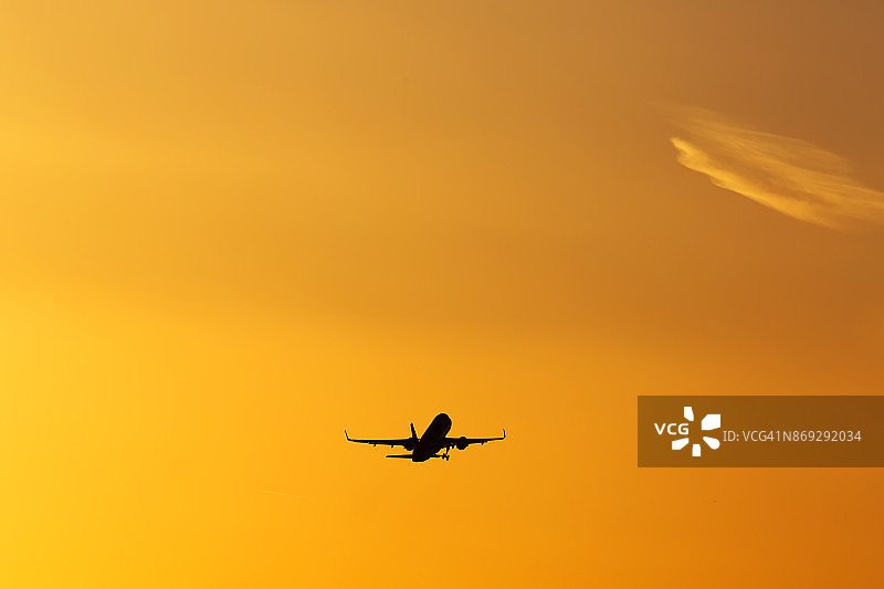 浪漫日落天空下的飞机起飞图片素材