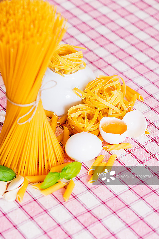 新鲜的意大利面和食材图片素材