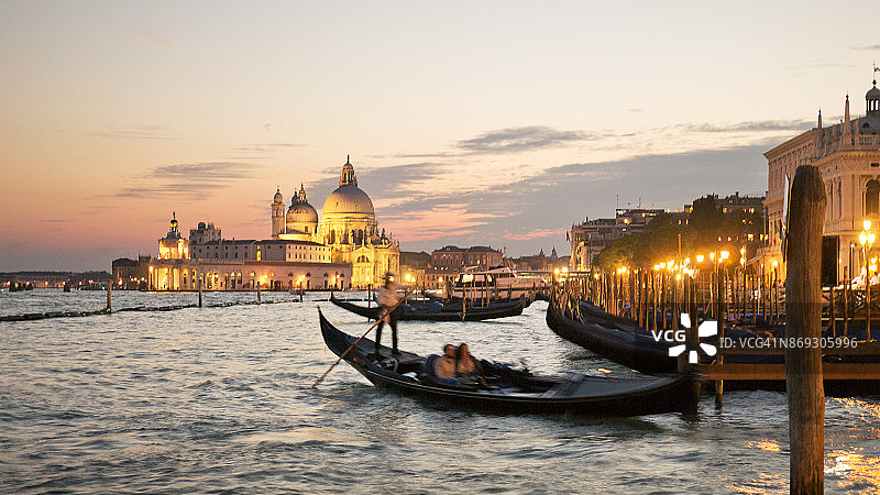 浪漫的贡多拉之旅图片素材