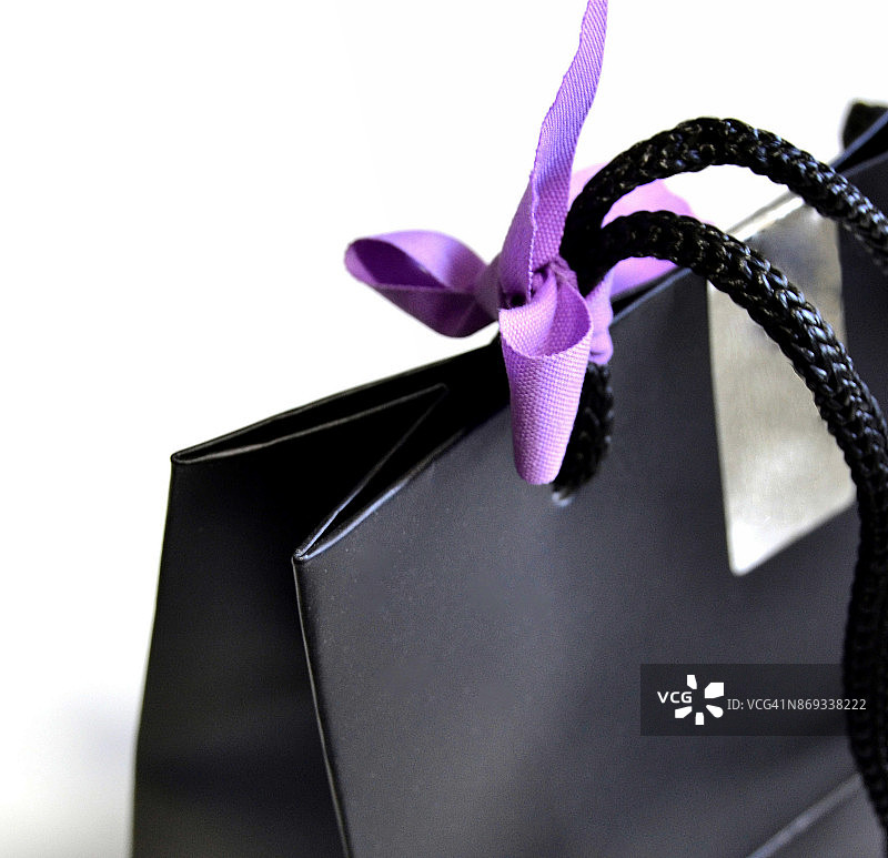 黑色礼品袋与淡紫色蝴蝶结图片素材