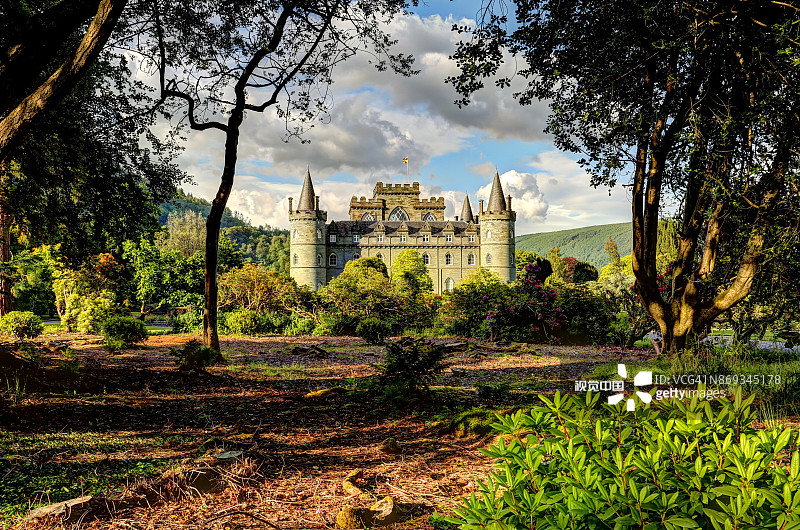 花园中的因弗拉雷城堡正面图图片素材