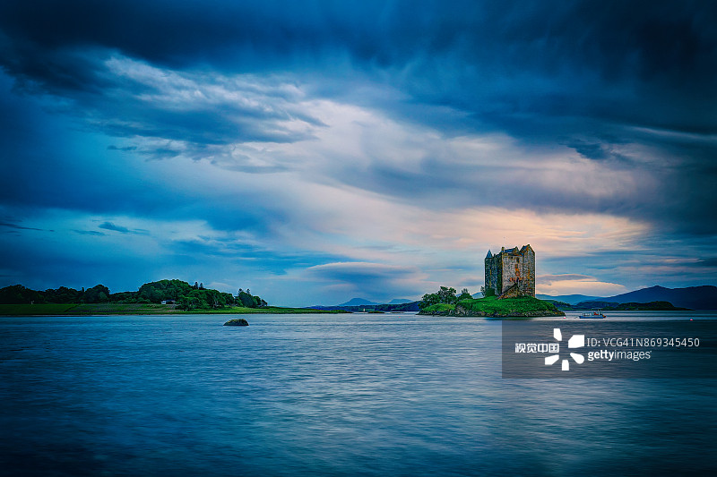 傍晚时分，Stalker城堡从Linnhe湖水面升起的侧面图图片素材