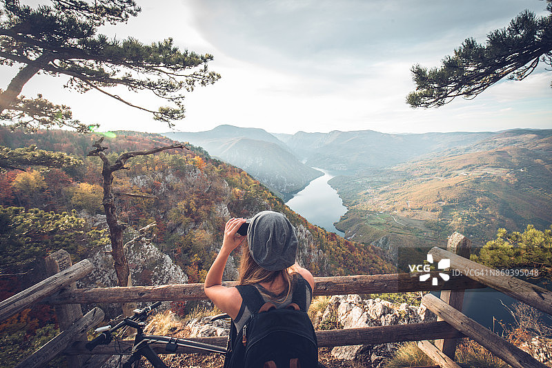 看着远方图片素材