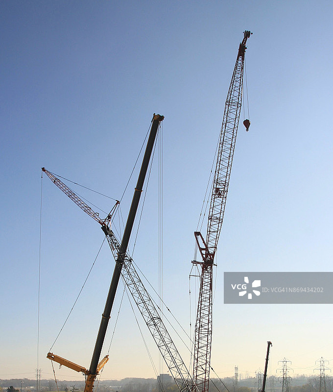 高层建筑施工现场的塔式起重机图片素材