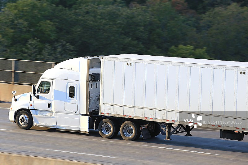 高速公路桥梁上行驶的半挂卡车侧视图图片素材