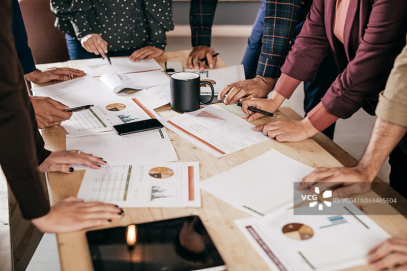 手和带有图表的纸张，商业概念图片素材