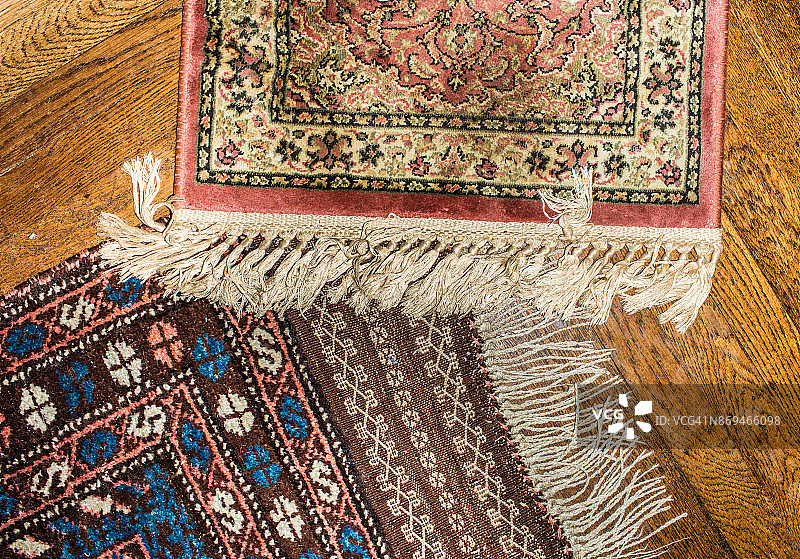 木地板上的波斯地毯图片素材