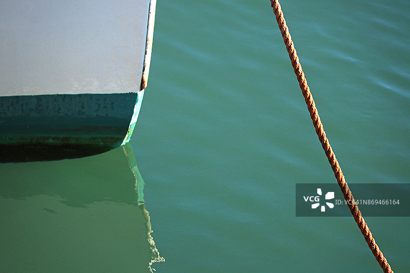 渔船船头与倒影：加拿大新不伦瑞克省芬迪湾图片素材