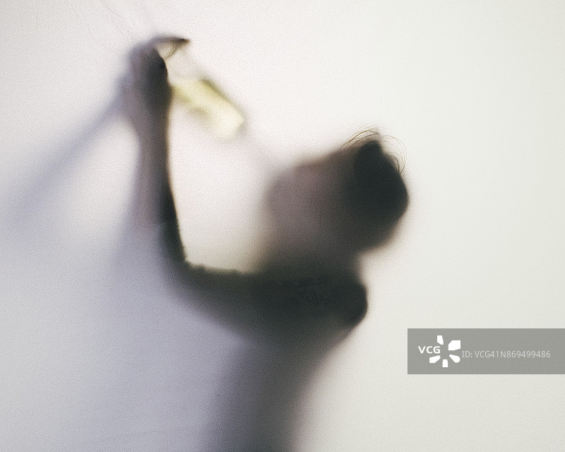 年长的女人直接对着酒瓶喝酒图片素材