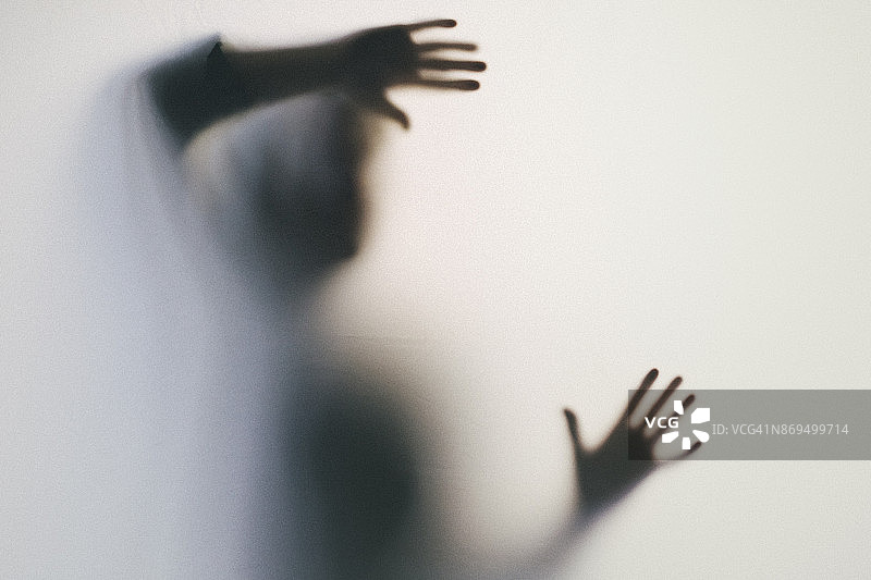 情绪低落的老年妇女难以应对困境图片素材