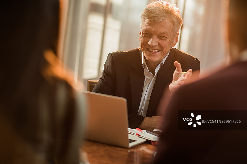 快乐的理财顾问与夫妇开会。图片素材