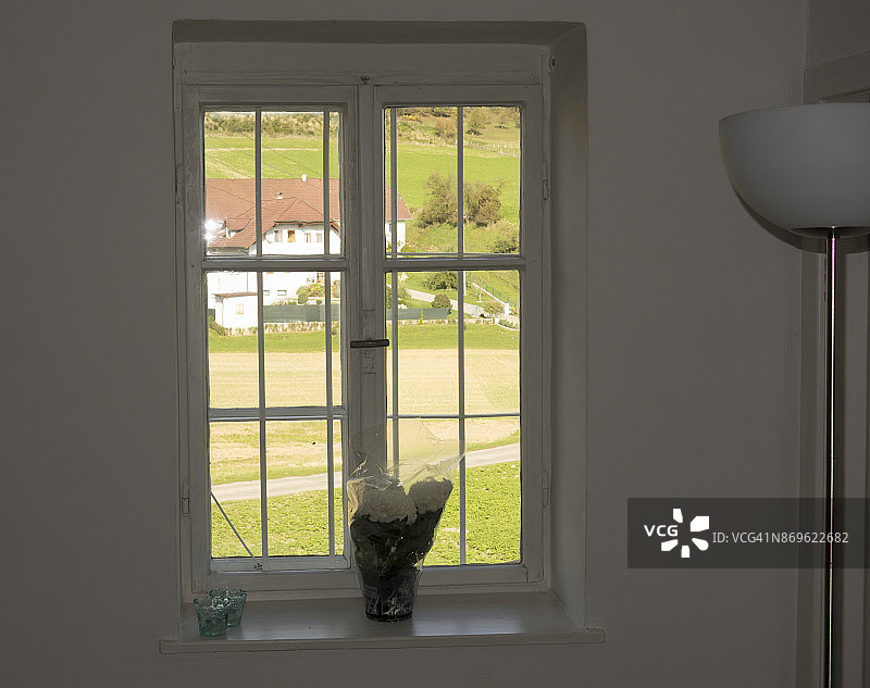 2017年欧洲奥地利上奥地利地区农舍窗户与农田风光图片素材